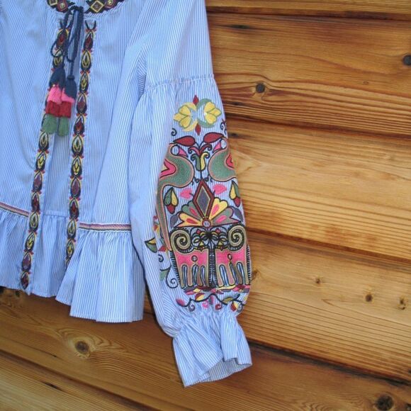 NWOT Blue White Embroidered Top - Picture 5 of 10